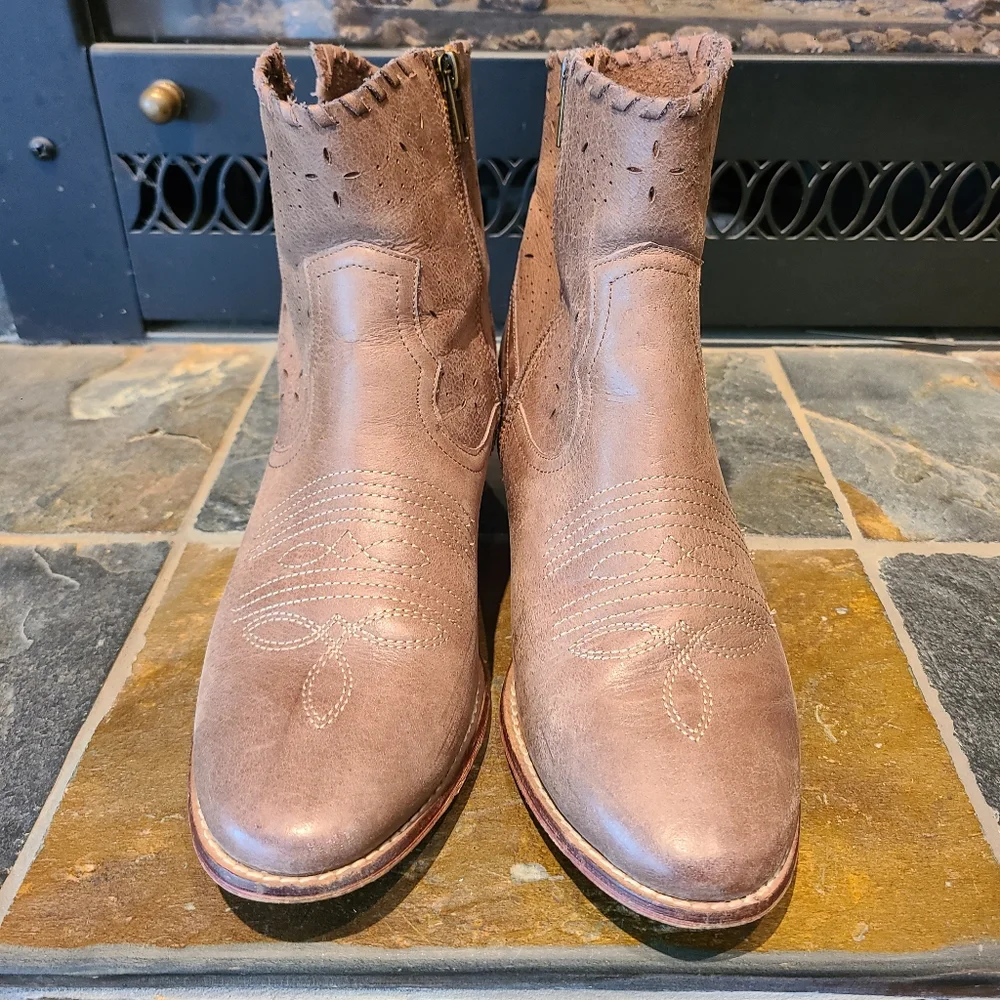 Shyanne Perforated Round Toe Booties Cowgirl Style size 11 brown leather